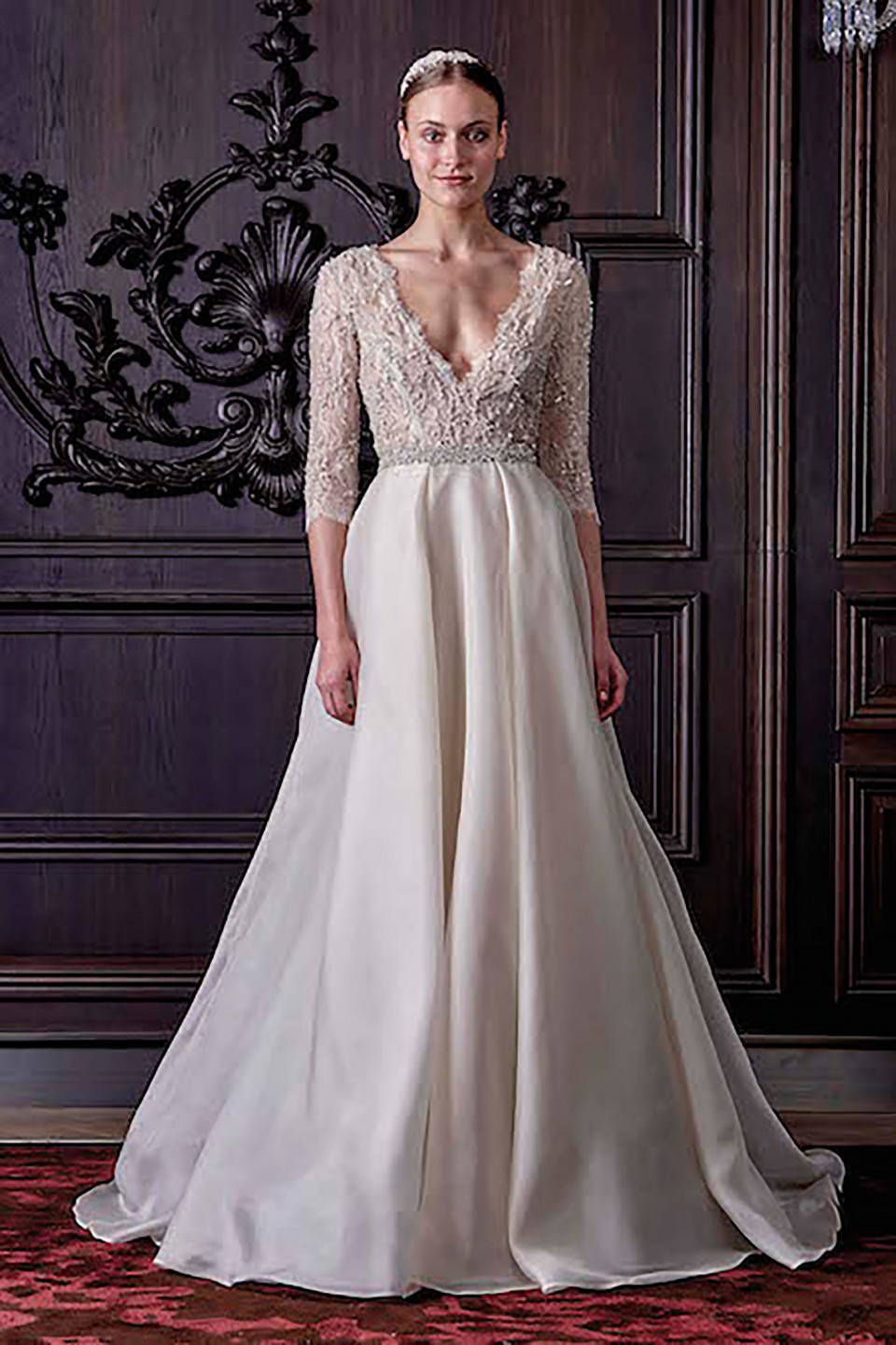 de trouwjurk is een prachtige witte japon met lange mouwen