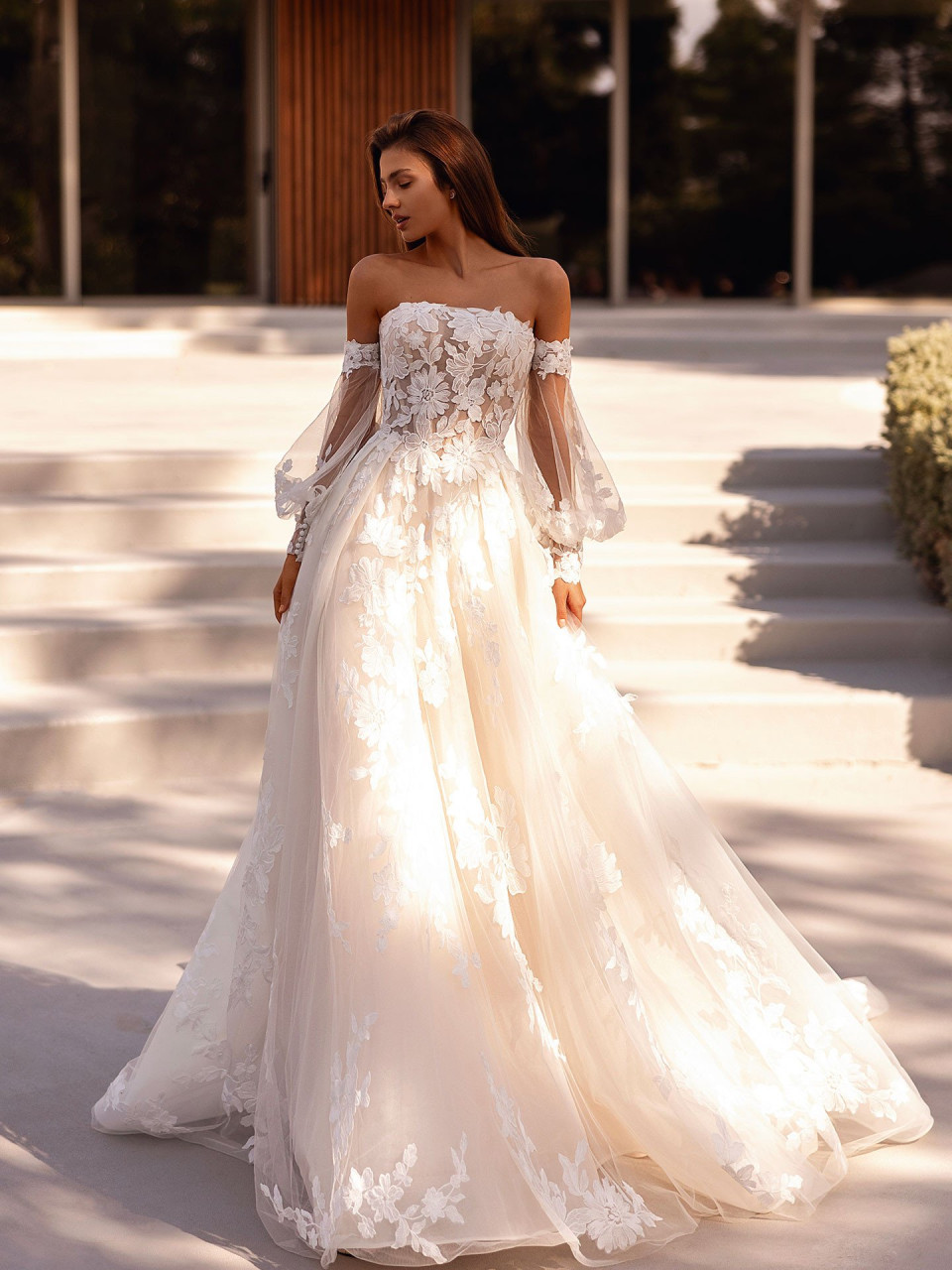 een vrouw in een trouwjurk die een paar stappen afloopt