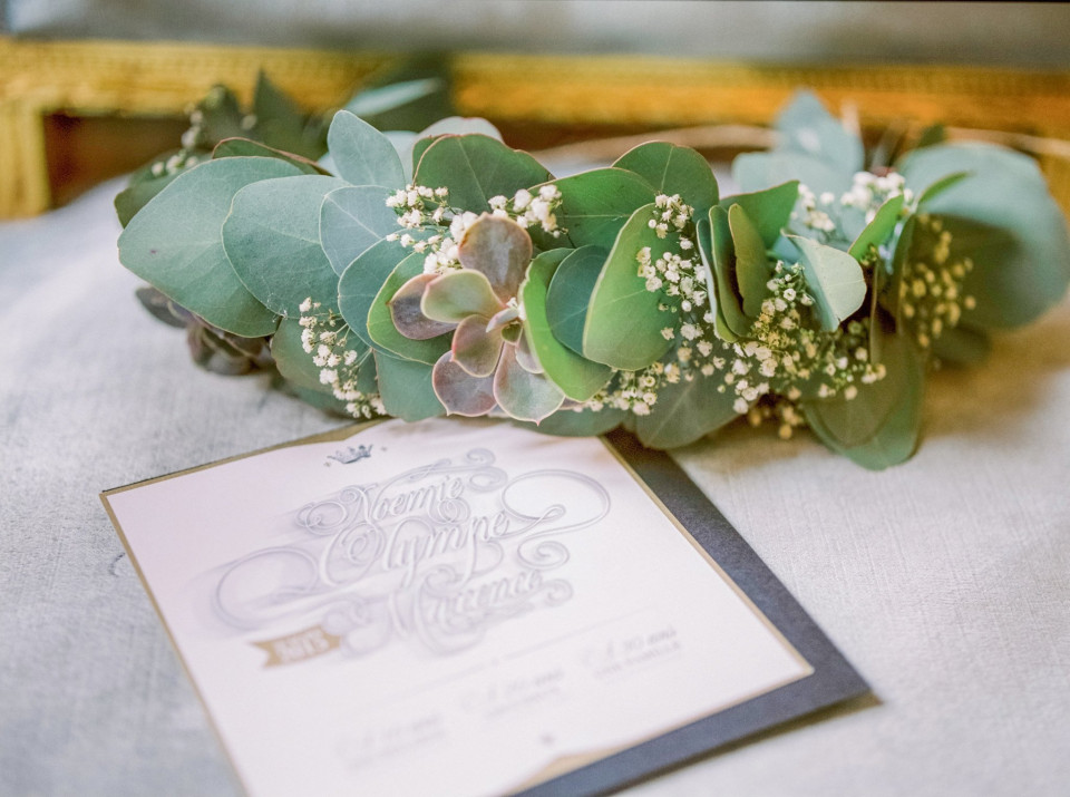 trouwuitnodiging met eucalyptusbladeren