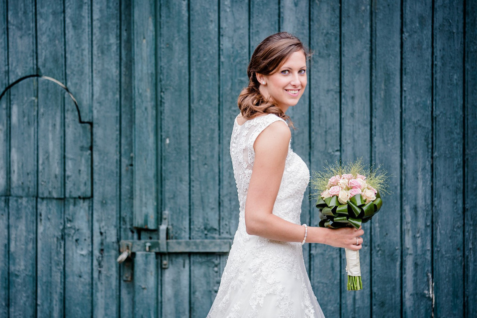 Bruidskapsel door Bruidsstyliste Linda Zandee - Visagie & Hairstyling impressie 3