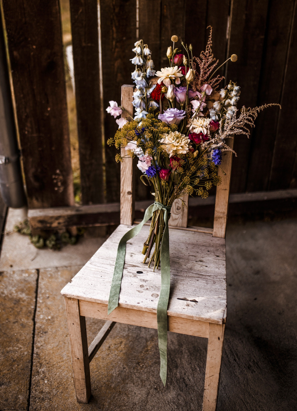 Brautstrauß mit bunter Blumenvielfalt für den Frühling
