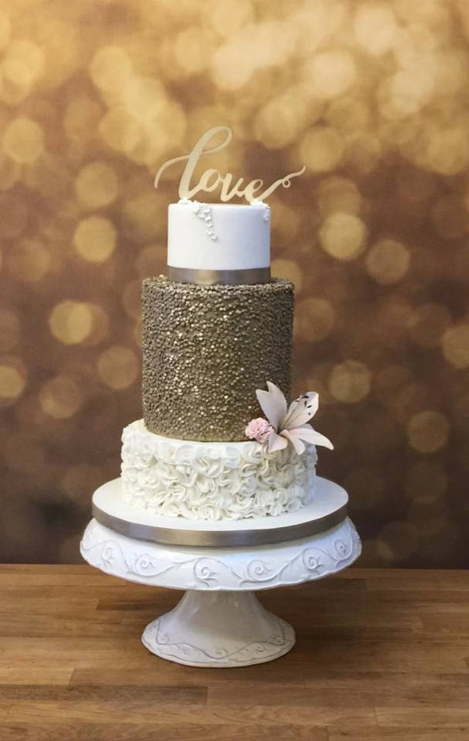 een bruidstaart met gouden en witte glazuur