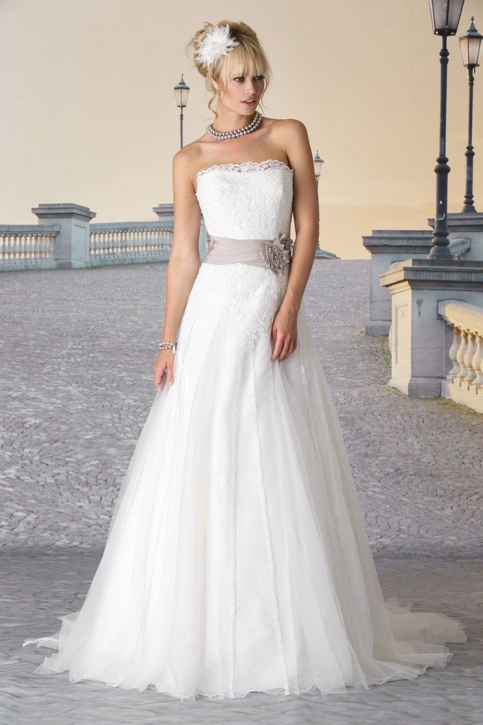 een mooie vrouw in een strapless trouwjurk