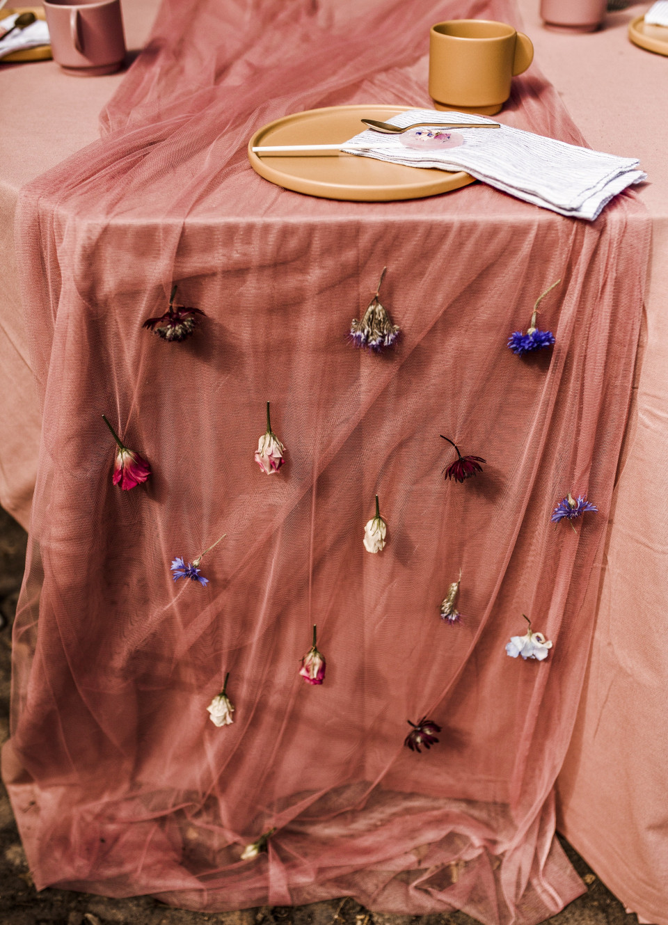 Vintage Hochzeitsdekoration für eine Hochzeit im Freien mit getrockneten Blumenelementen
