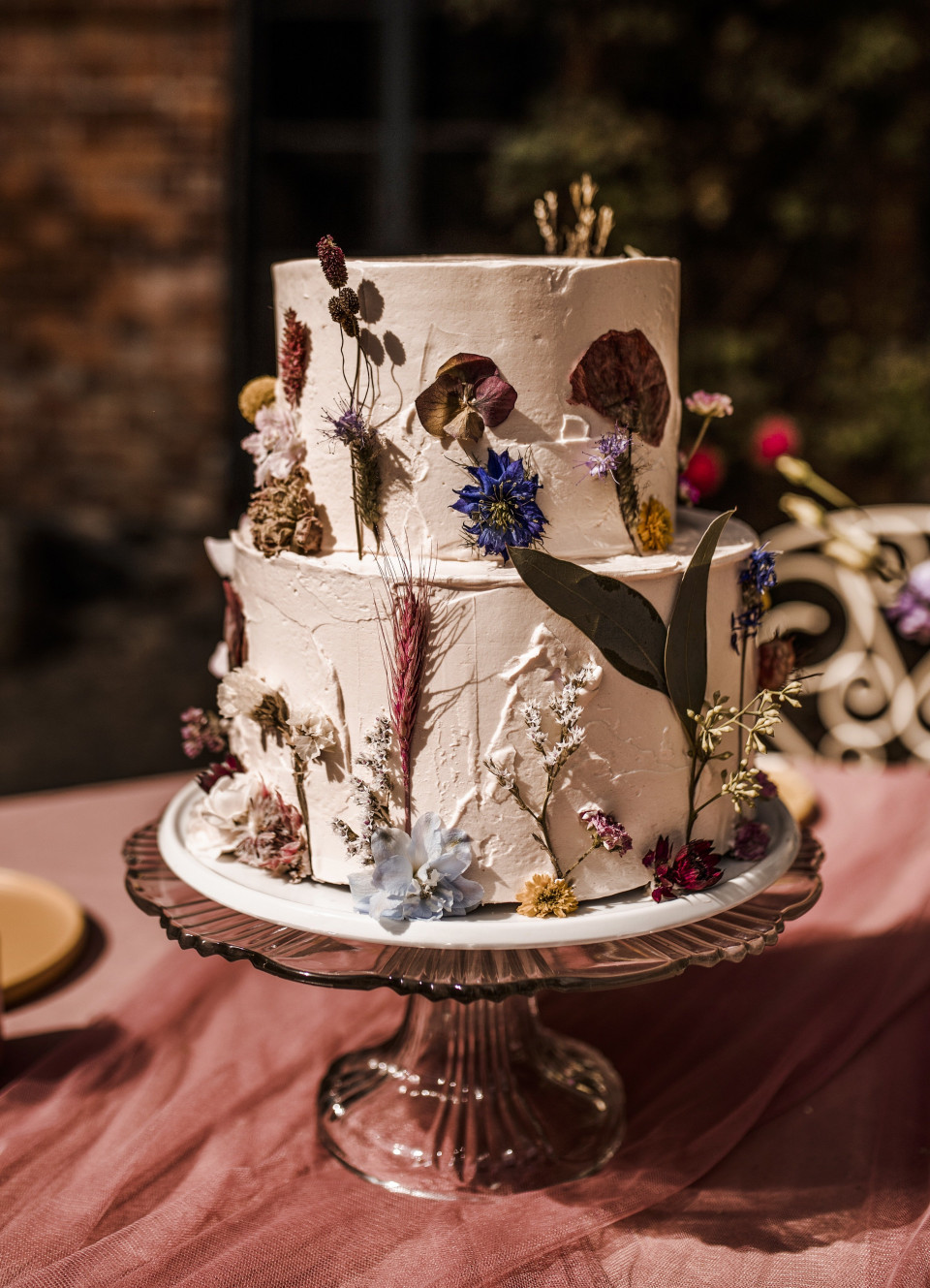 Minimalistische Hochzeitstorte mit getrockneten Blumen