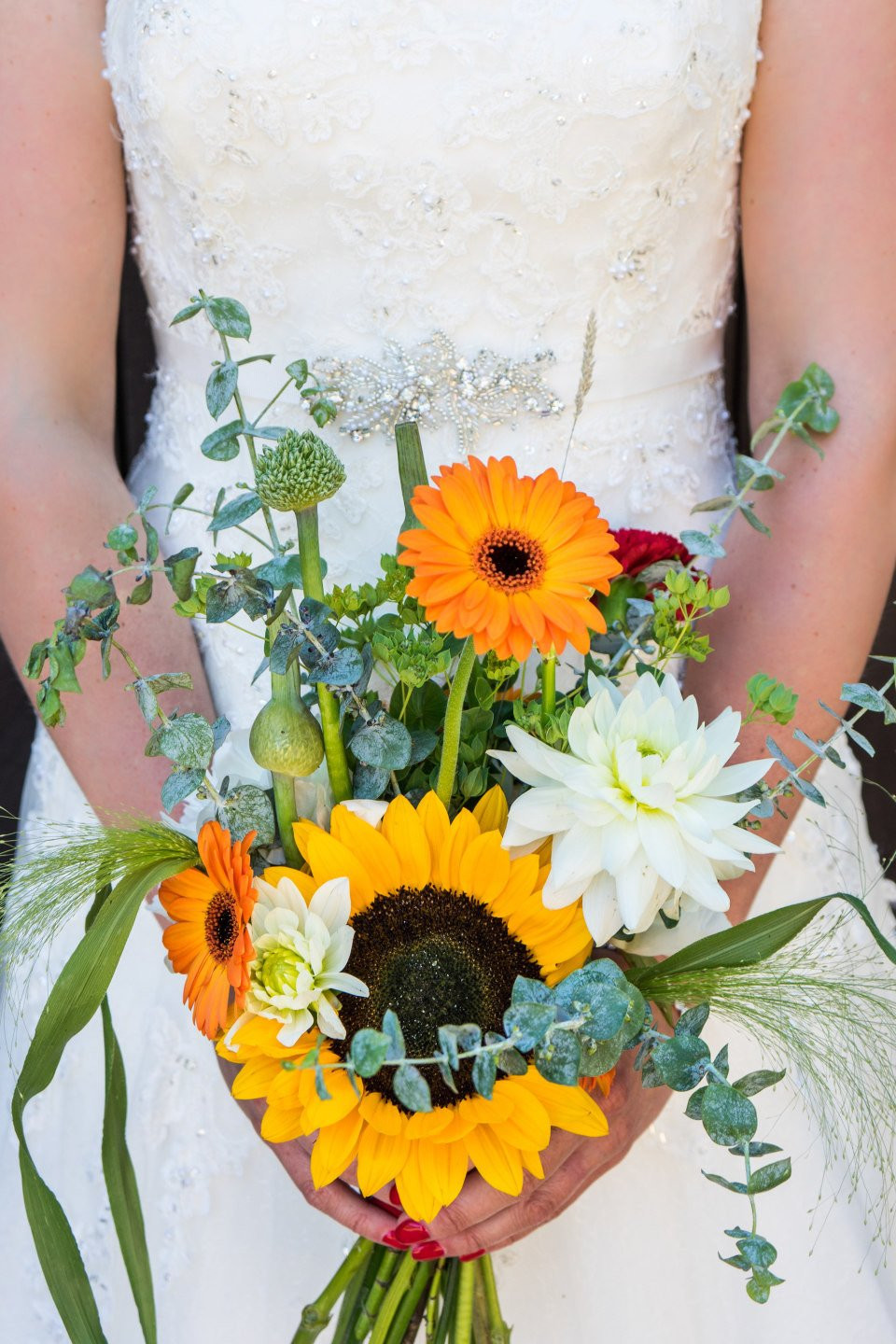 een vrouw die een boeket bloemen vasthoudt