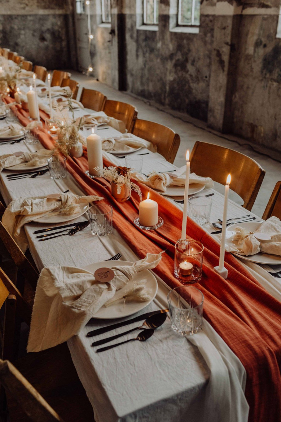 een lange tafel met wit en oranje tafelkleed