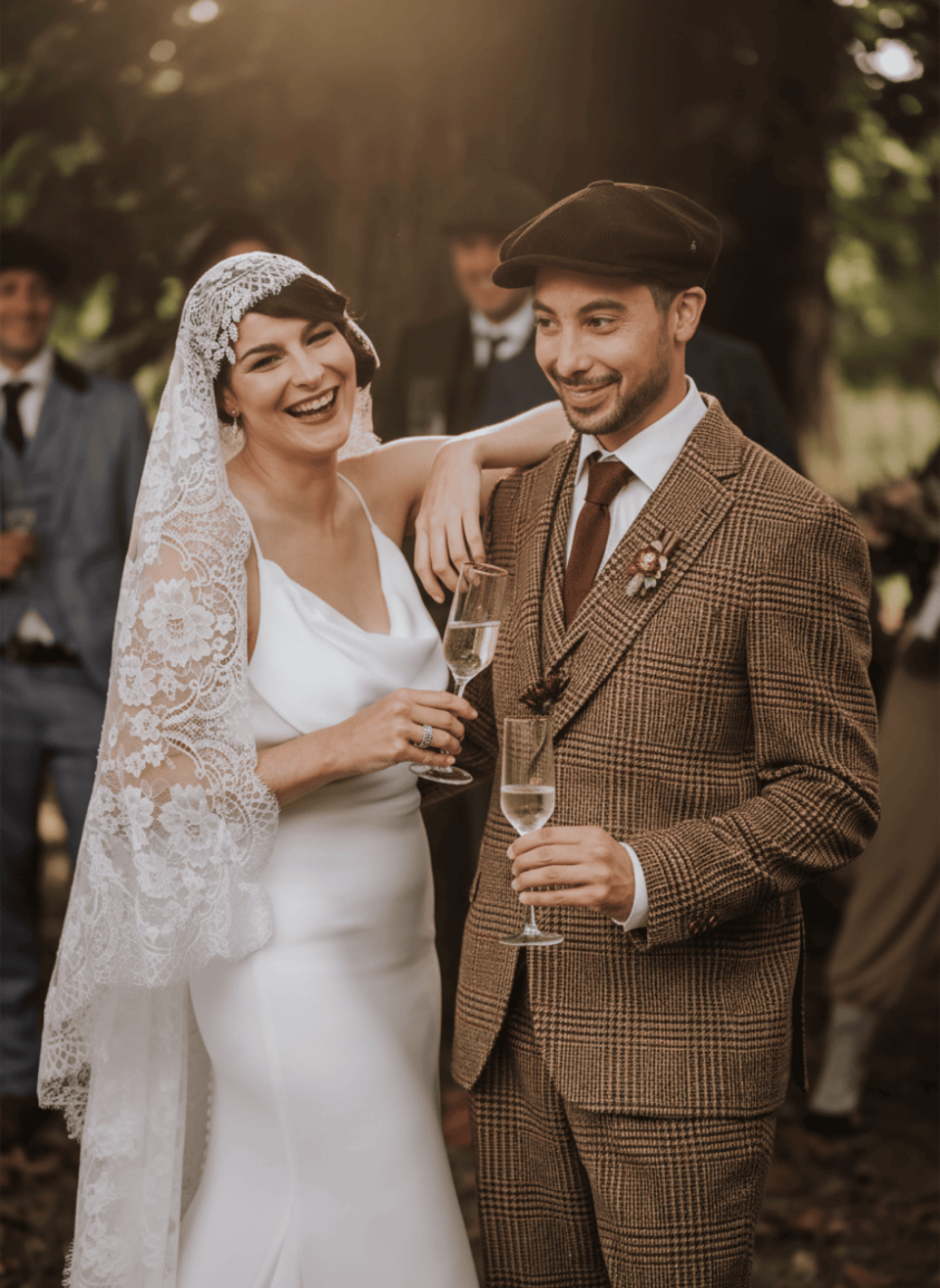 een man en een vrouw die naast elkaar staan