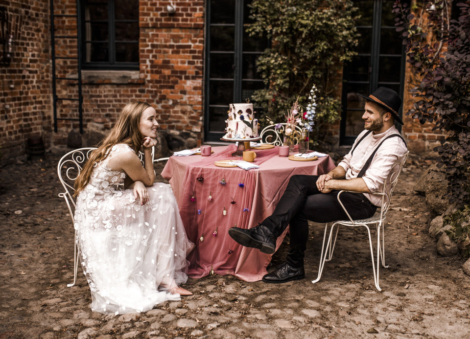 Vintage Hochzeitsdekoration für eine Hochzeit im Freien mit getrockneten Blumenelementen