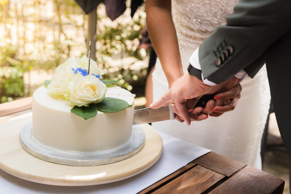 een man en vrouw snijden een taart