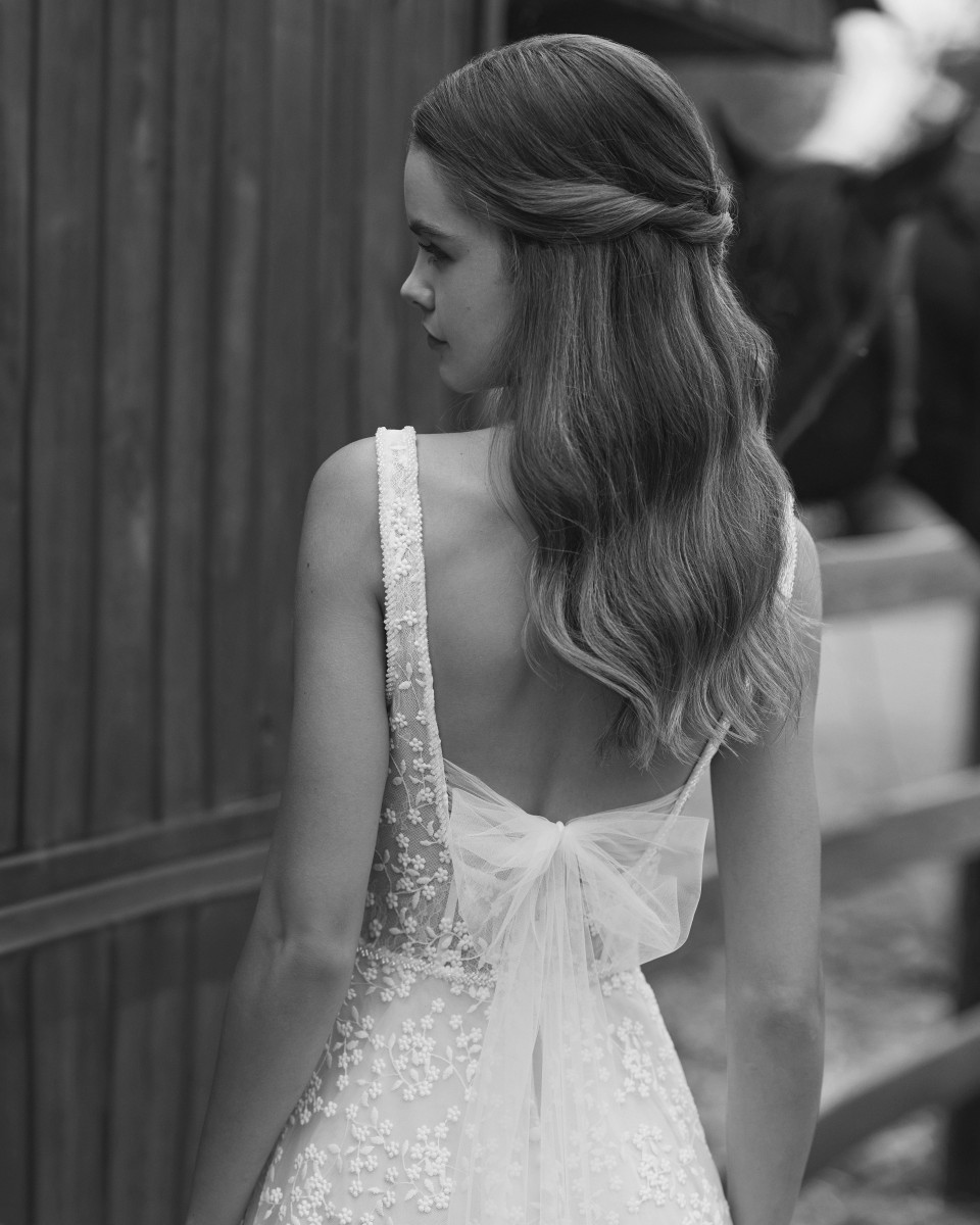 de achterkant van deze bruid's trouwjurk