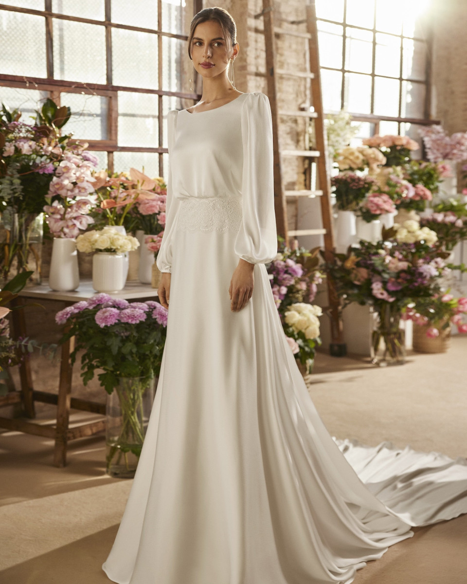 een vrouw in een trouwjurk die in een bloemenwinkel staat