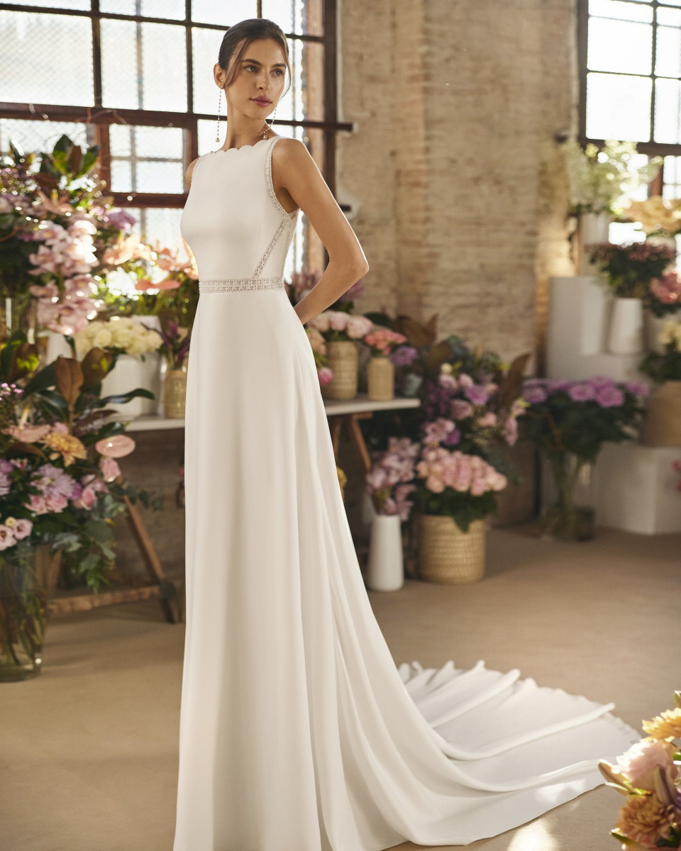 een vrouw in een trouwjurk die in een bloemenwinkel staat