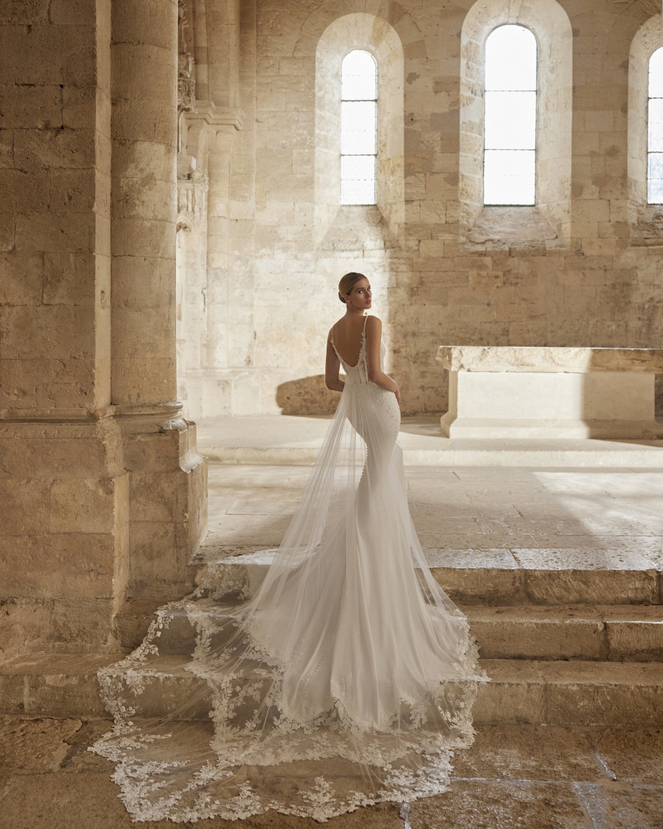 de achterkant van een vrouw in een trouwjurk