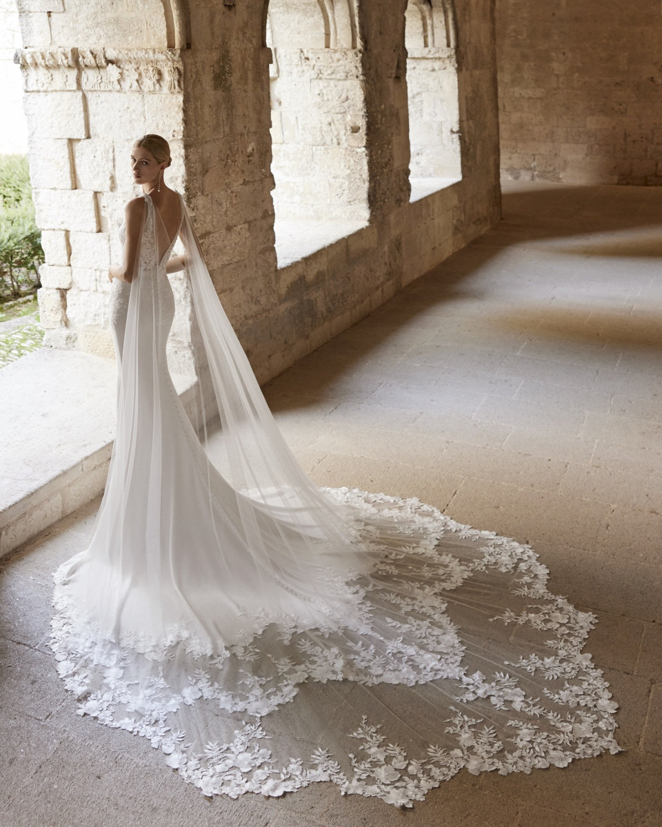 de achterkant van een vrouw in een trouwjurk