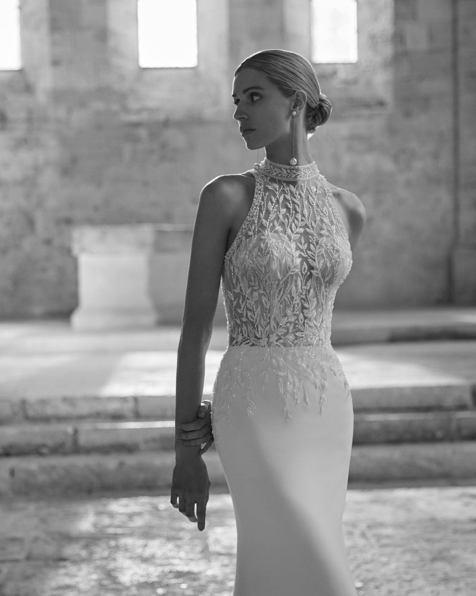 een zwart-wit foto van een vrouw in een trouwjurk
