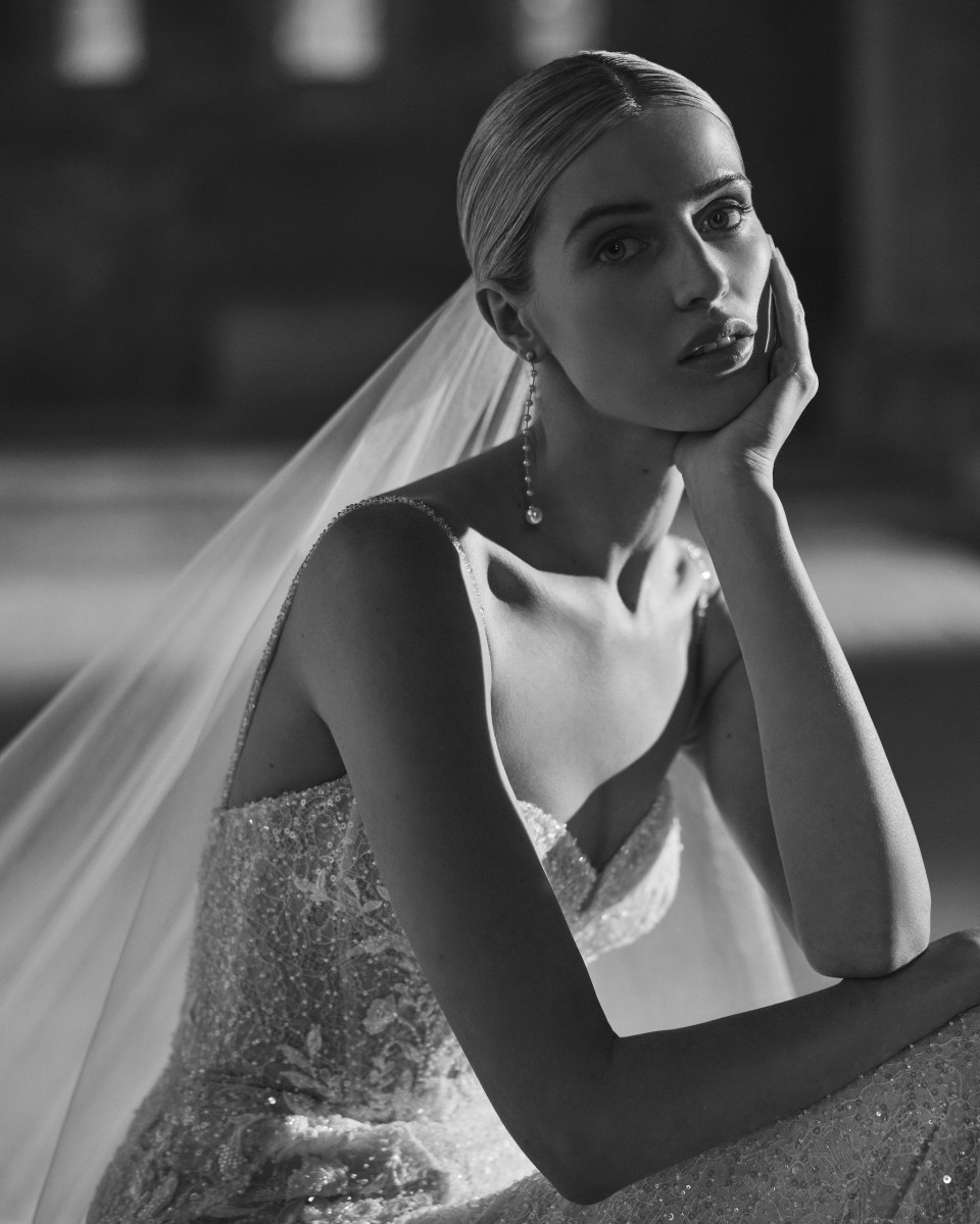 een zwart-wit foto van een vrouw in een trouwjurk