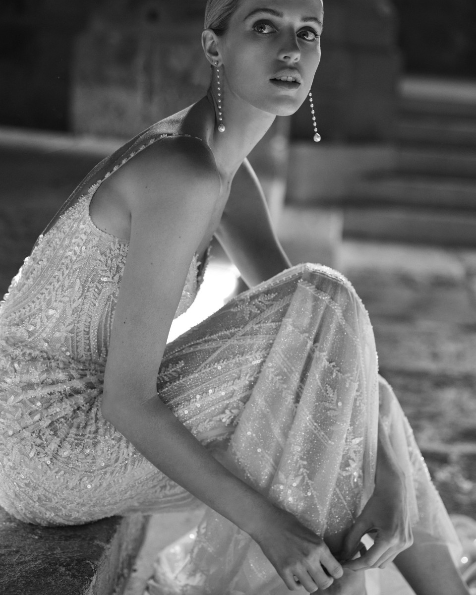 een zwart-wit foto van een vrouw in een jurk