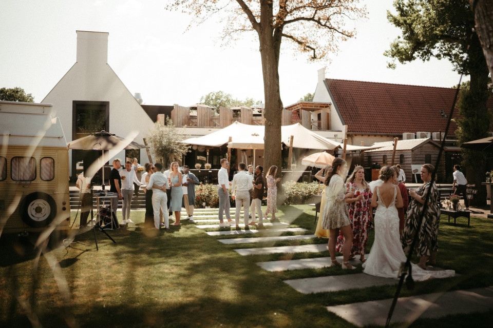 een bruiloftsceremonie in de tuin van een huis