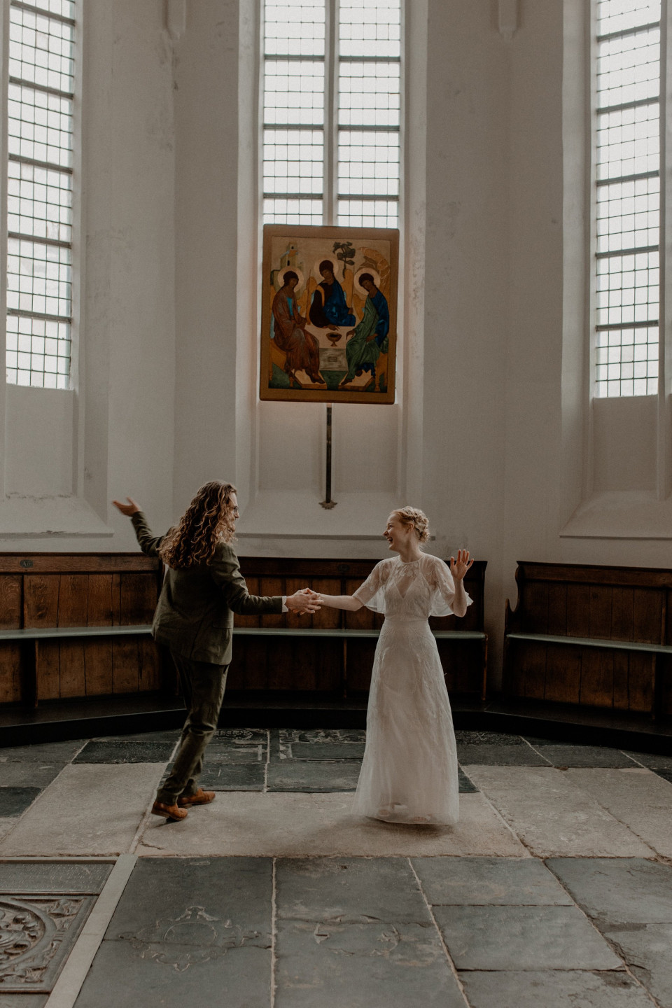 een bruid en bruidegom die dansen in een kerk
