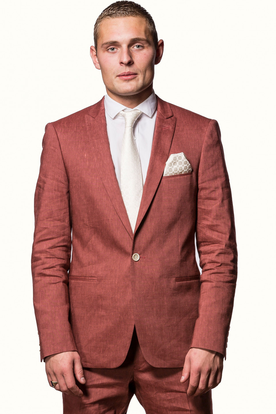 een man in een rood pak en wit overhemd