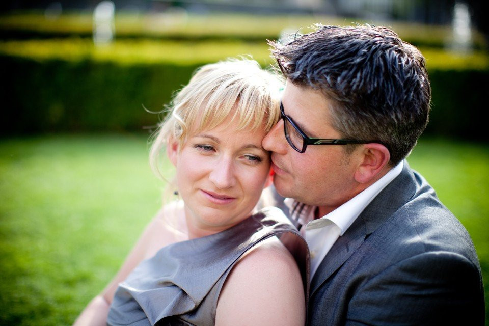 een man en vrouw zitten op een gazon