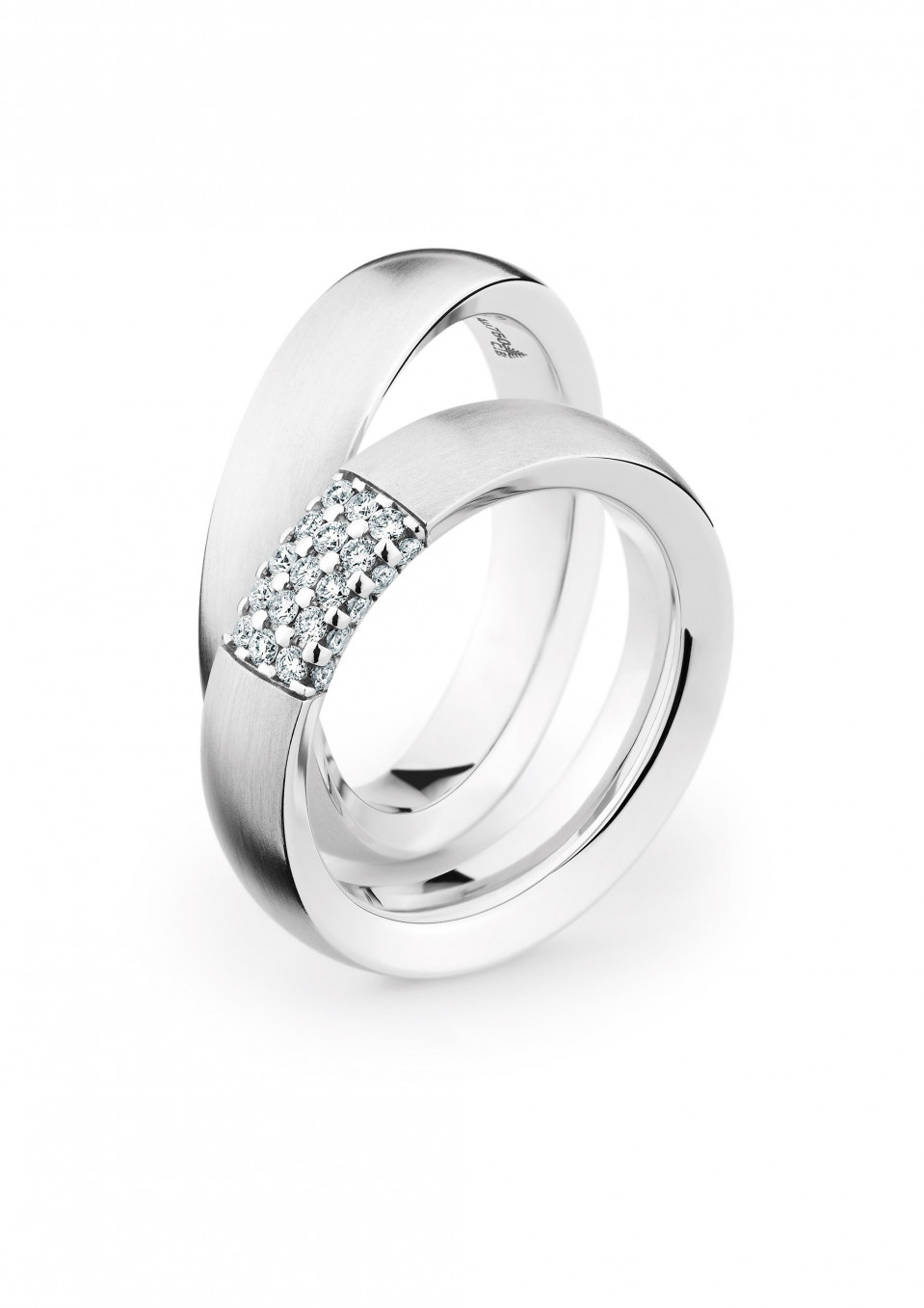 twee ringen met diamanten aan de zijkanten