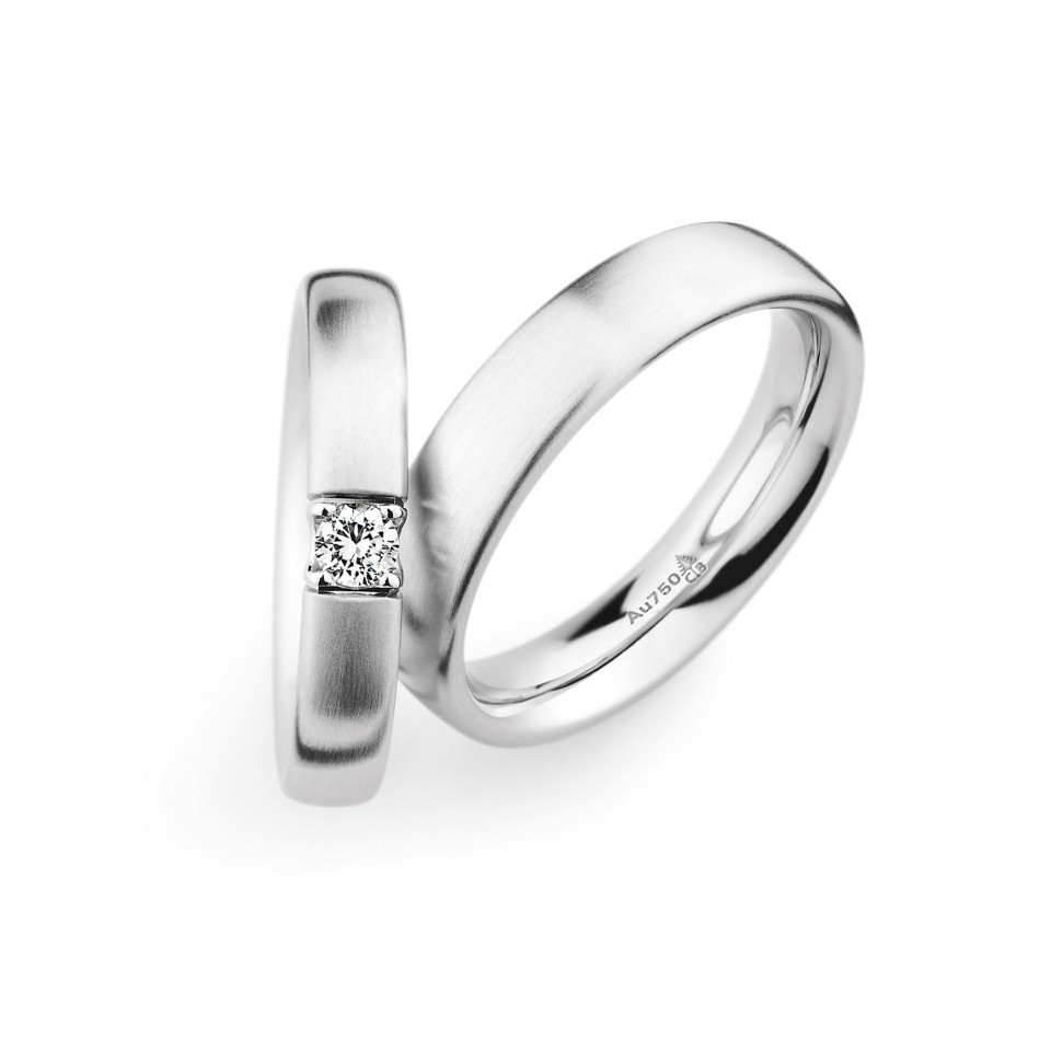 twee trouwringen met diamanten aan de zijkanten