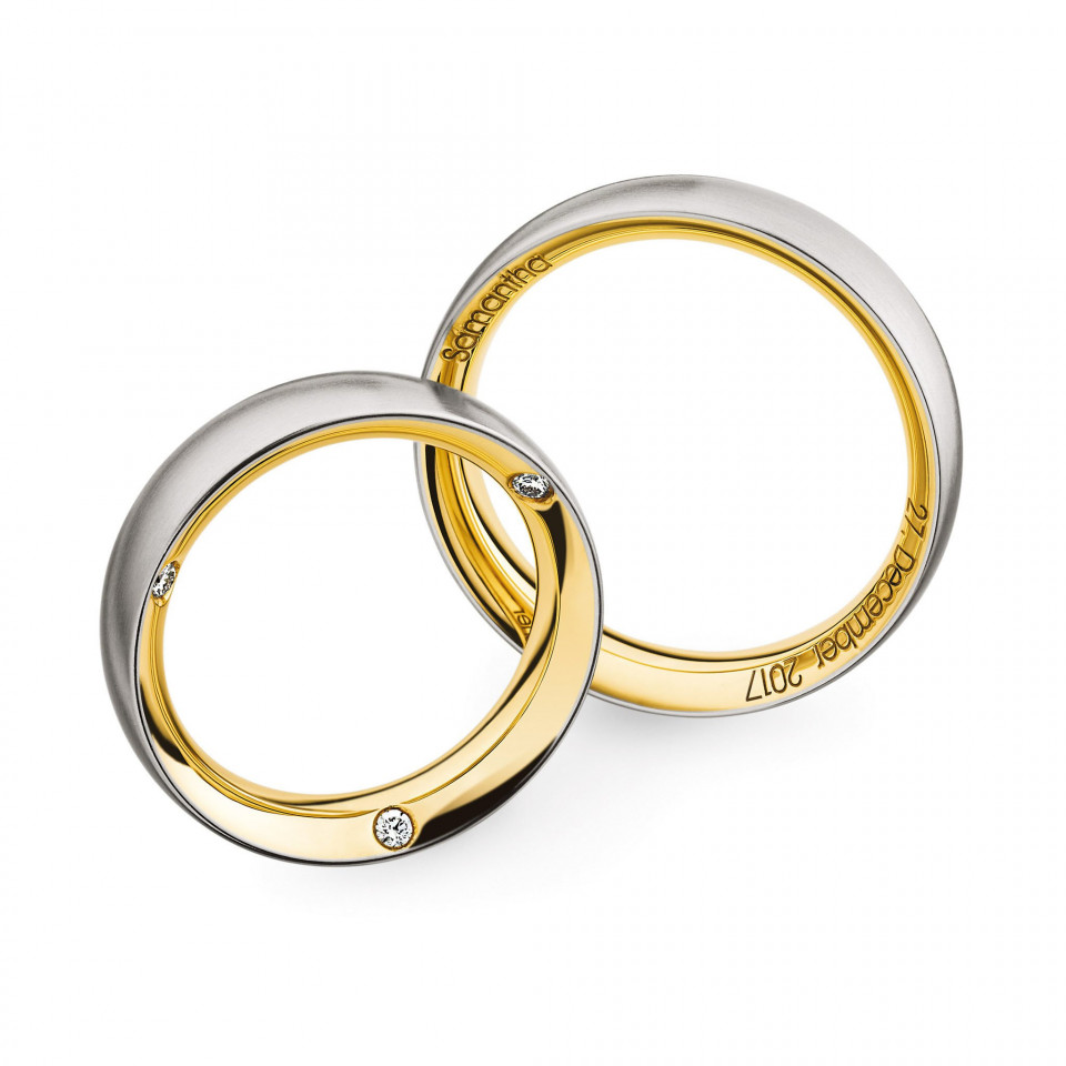 twee trouwringen met geelgoud en witgoud