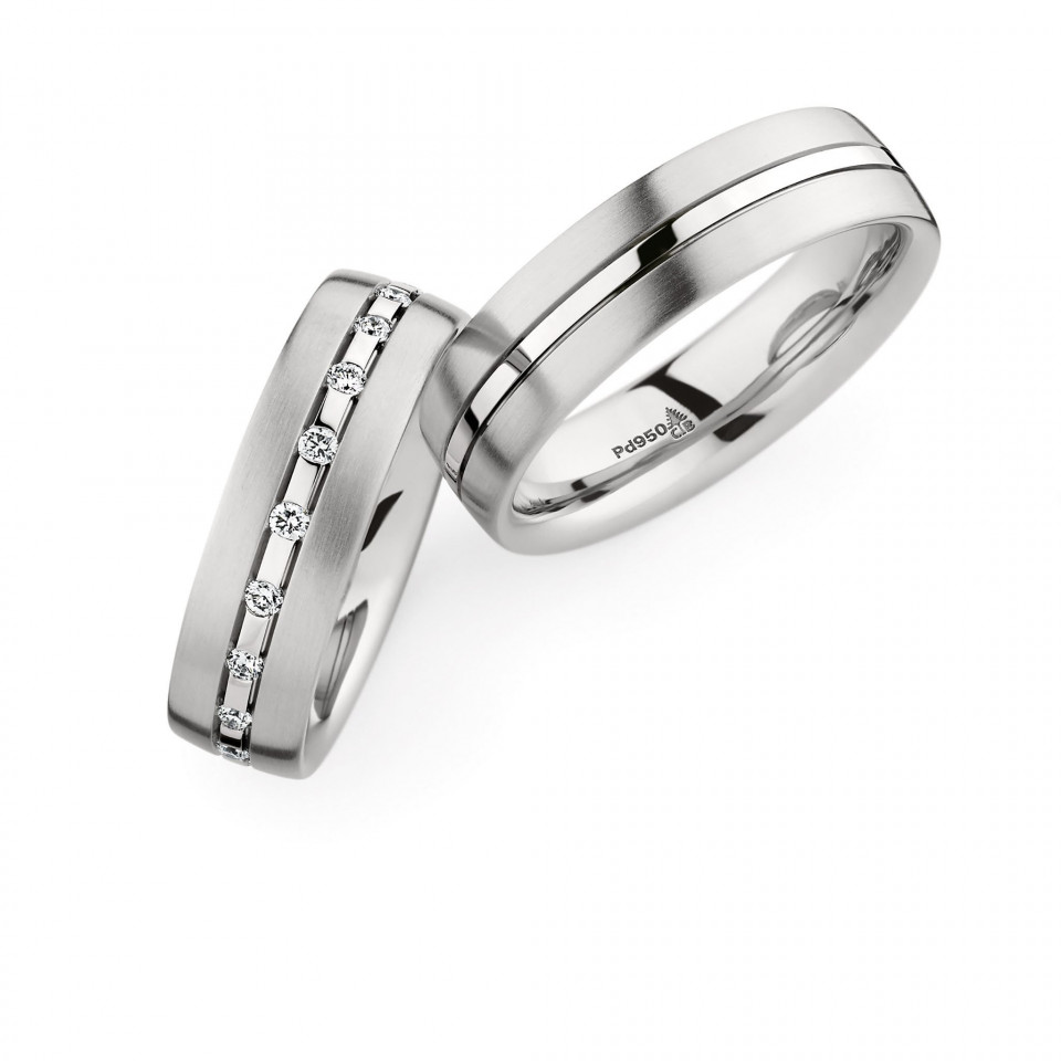 twee trouwringen met diamanten in witgoud