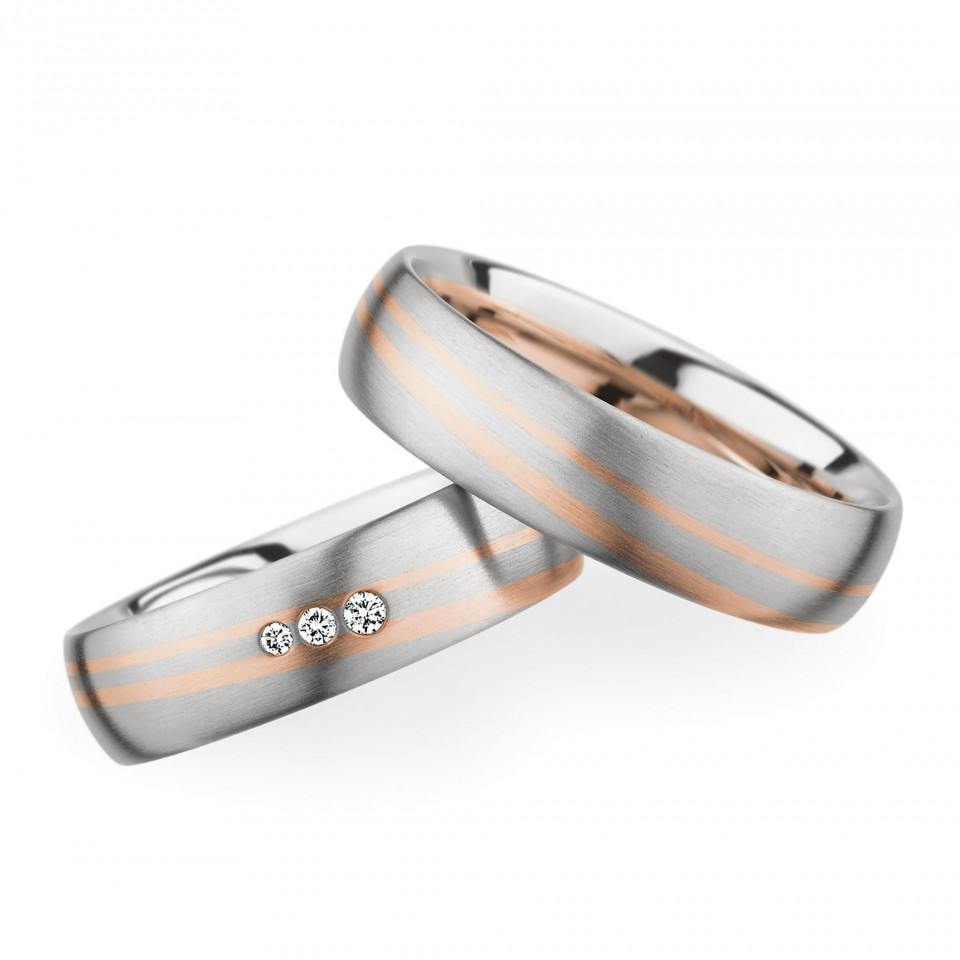 twee trouwringen met diamanten in wit en roségoud