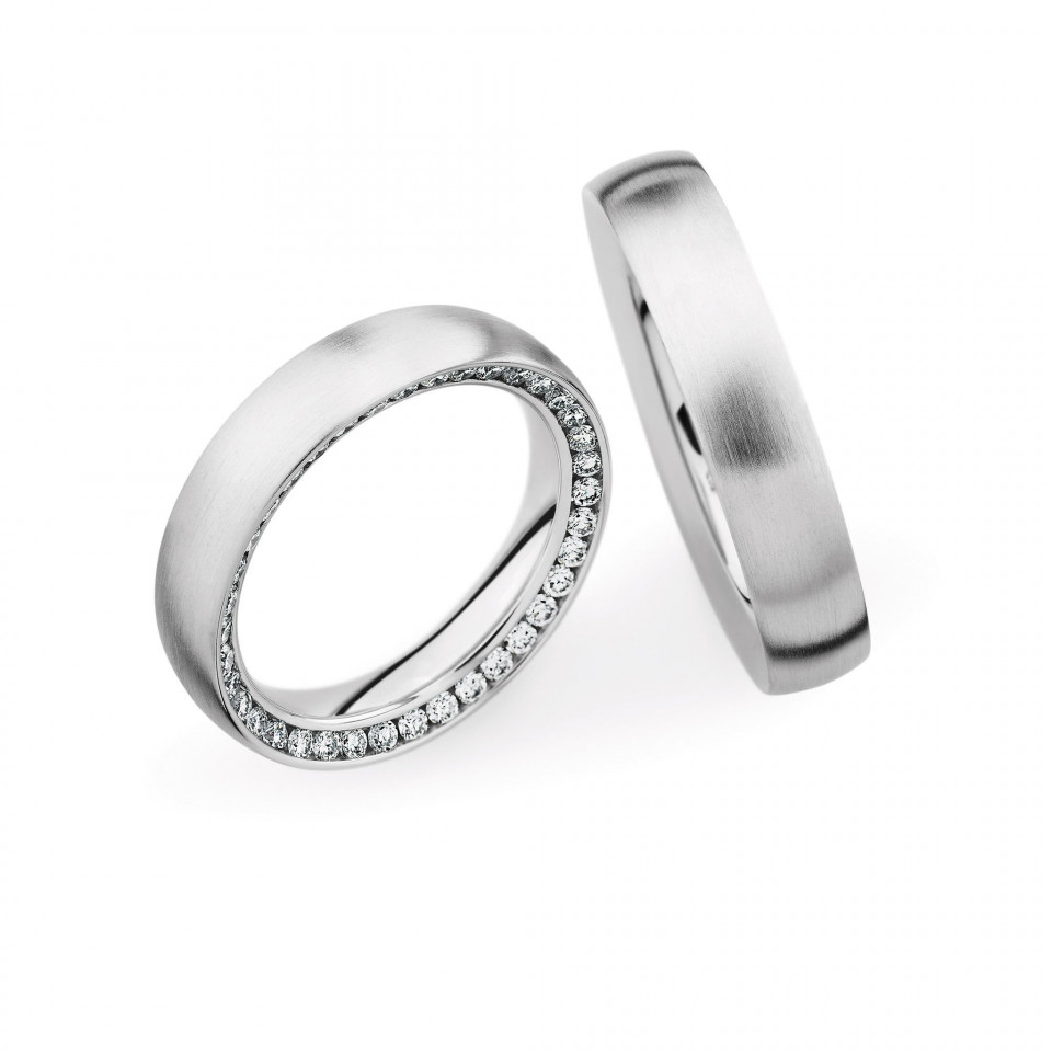 twee trouwringen met diamanten aan de zijkanten