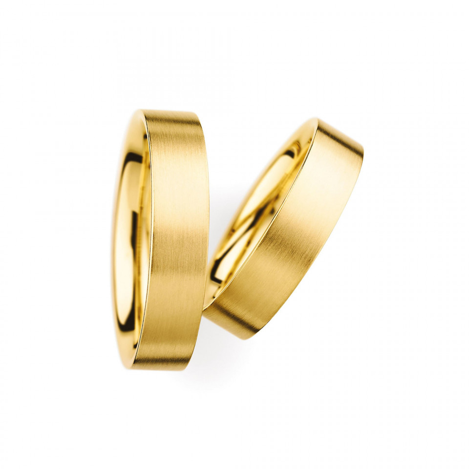 twee trouwringen in geelgoud