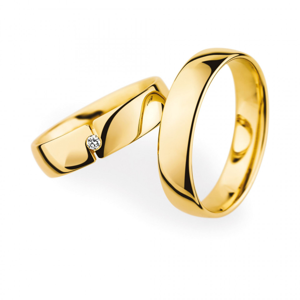 twee trouwringen in geelgoud met diamanten