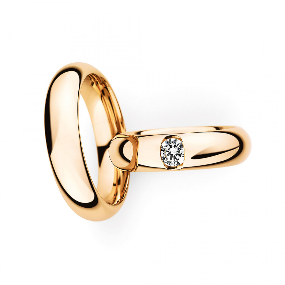 een gouden ring met een diamant in het midden