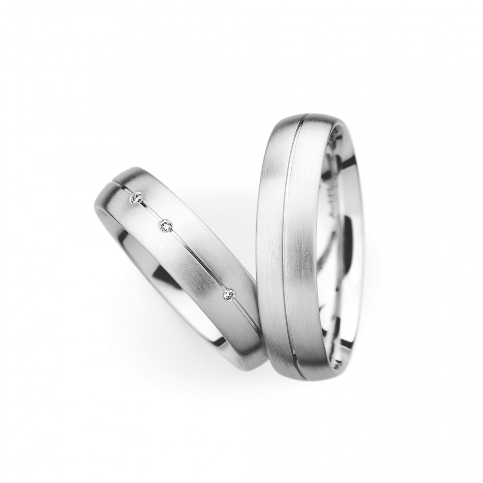 twee trouwringen met diamanten aan de zijkanten