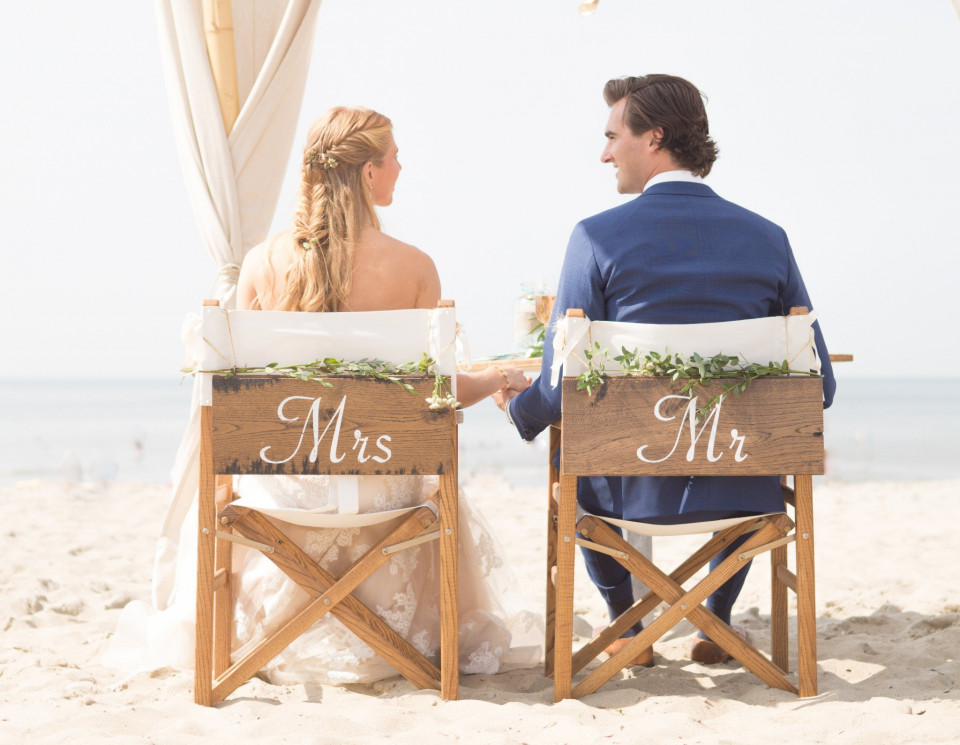 trouwstoelen op het strand