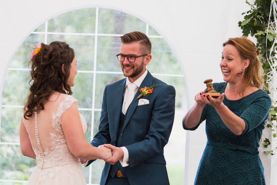 een man en vrouw gaan trouwen