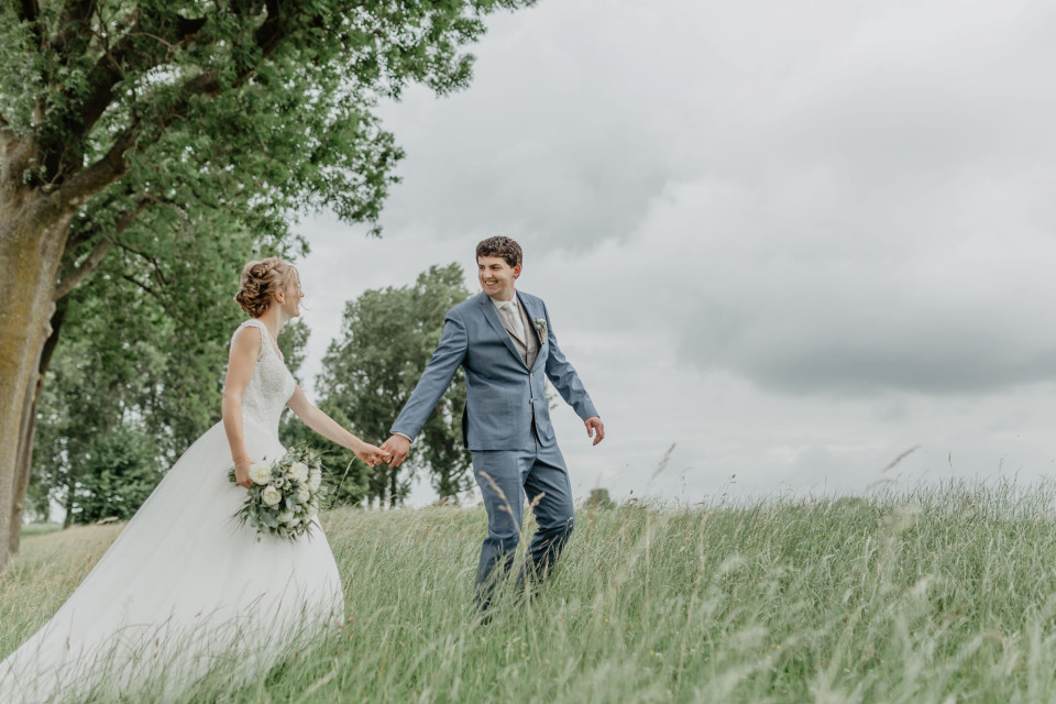 bruiloftspaar in het veld