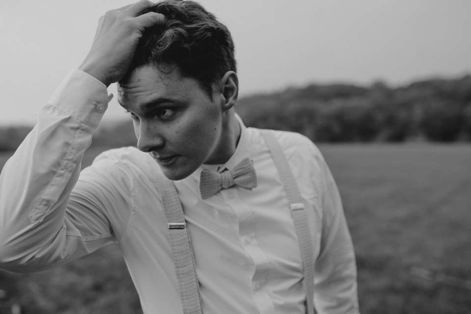 Bequemes Outfit für den Bräutigam mit Fliege und Hosenträgern