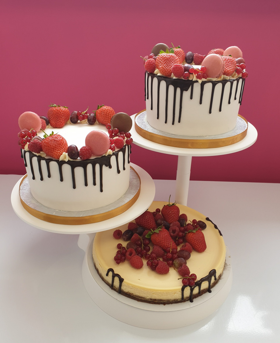 drielaagse taarten met aardbeien en chocoladedruppels