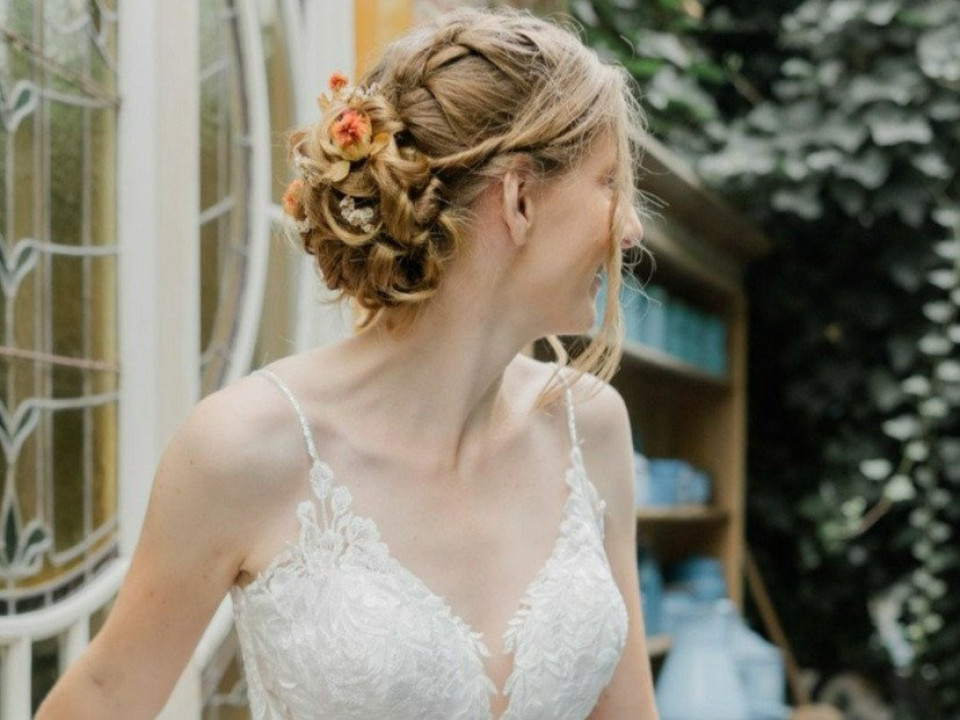 Bruidskapsel door Bruidsstyliste Linda Zandee - Visagie &amp; Hairstyling impressie 4