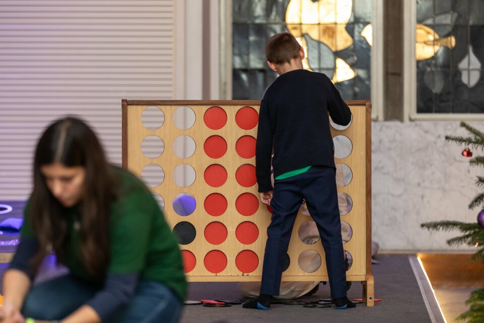 een man en een vrouw die een spelletje connect spelen