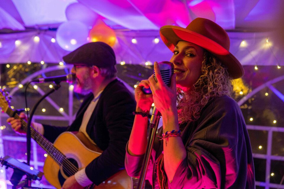 Muziek van Lara Leaves - Akoestische Coverband details