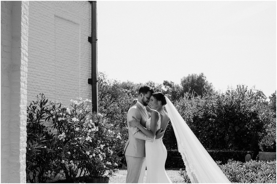 een zwart-witfoto van een bruid en bruidegom