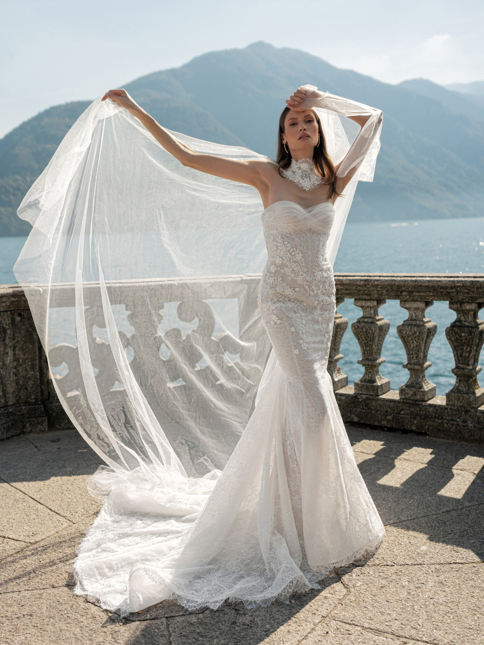 een vrouw in een trouwjurk poseert voor een foto