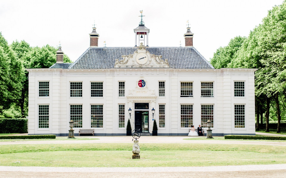 een groot wit gebouw met een klokkentoren