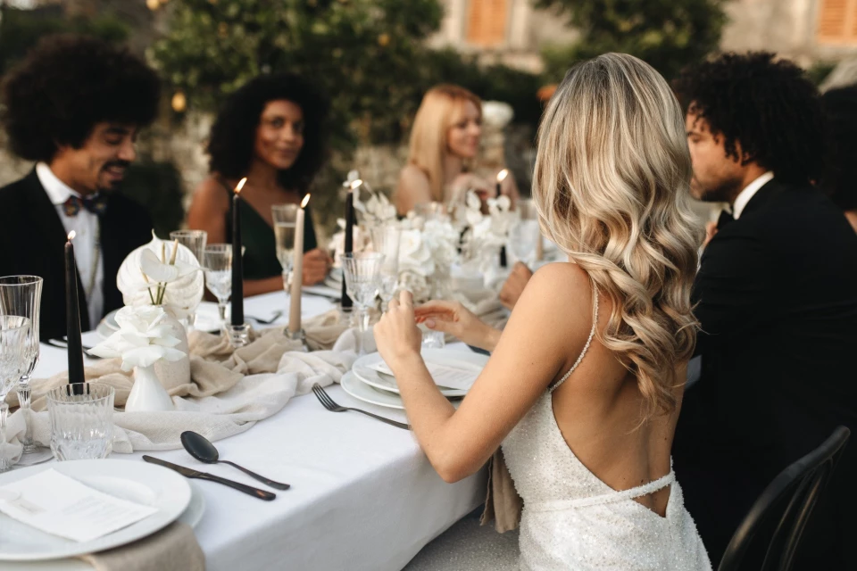 Coiffures de mariage tendance en 2023 : du chignon flou aux tresses bohème chic