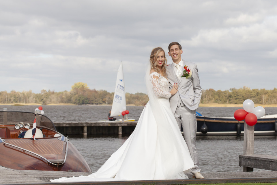een stel dat poseert voor een foto