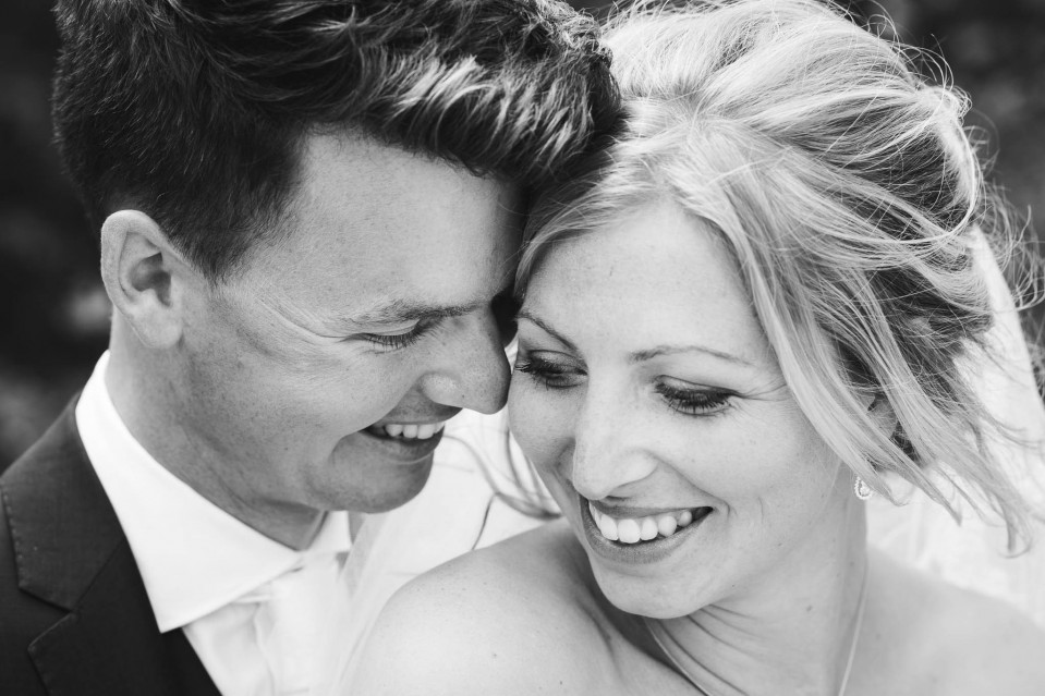 een zwart-wit foto van een bruid en bruidegom